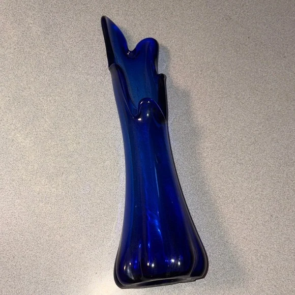 Elegant Blue Glass Swung Vase - Picture 2 of 4